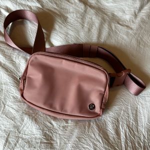 Lululemon Everywhere Belt bag - pink